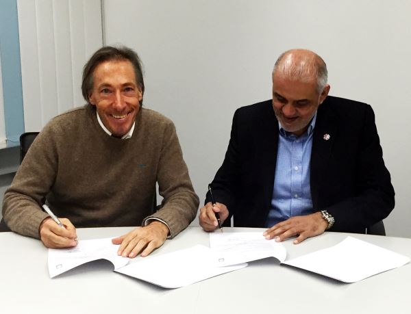 Jürgen Heimbach, CEO CADENAS and Thair Sharif, founder The BIM Hub sign the partnership agreement.
